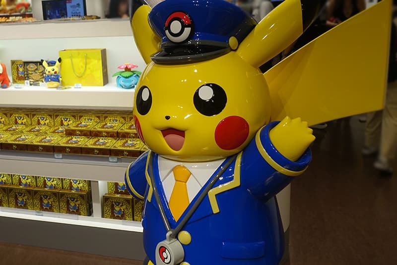 ポケモンストア東京駅店の駅長ピカチュウのオブジェ