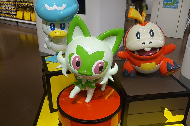 ポケモンストア東京駅店のニャオハ ホゲータ クワッスのオブジェ