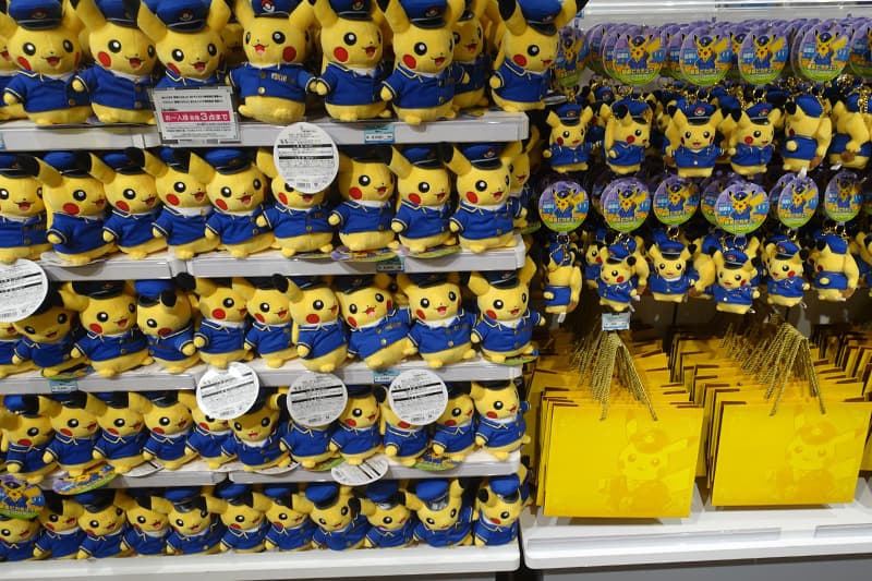 ポケモンストア東京駅店の駅長ピカチュウのぬいぐるみ