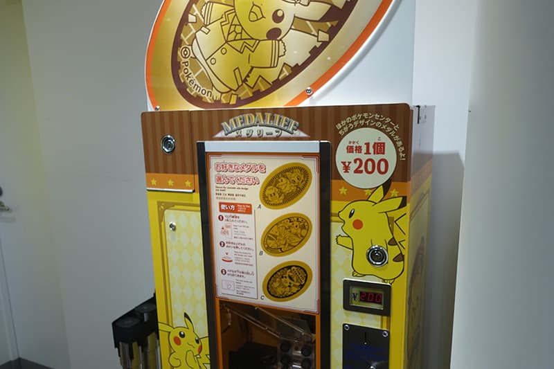 ポケモンストア東京駅店の駅長ピカチュウのメダリーフ