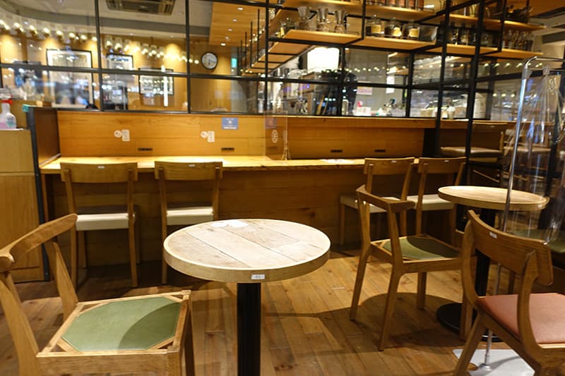 新大阪駅のドリップエックスカフェの店内