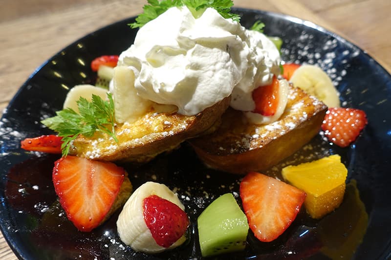 新大阪駅のドリップエックスカフェのフルーツフレンチトースト