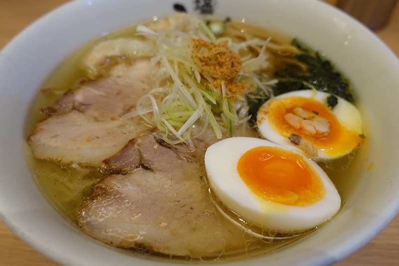ひるがお東京駅店の塩らーめん贅沢盛り