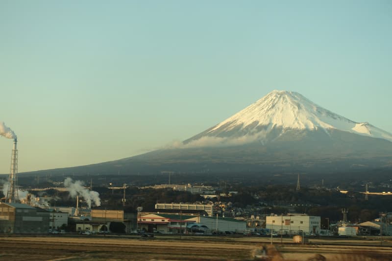 新幹線から見える冬の富士山