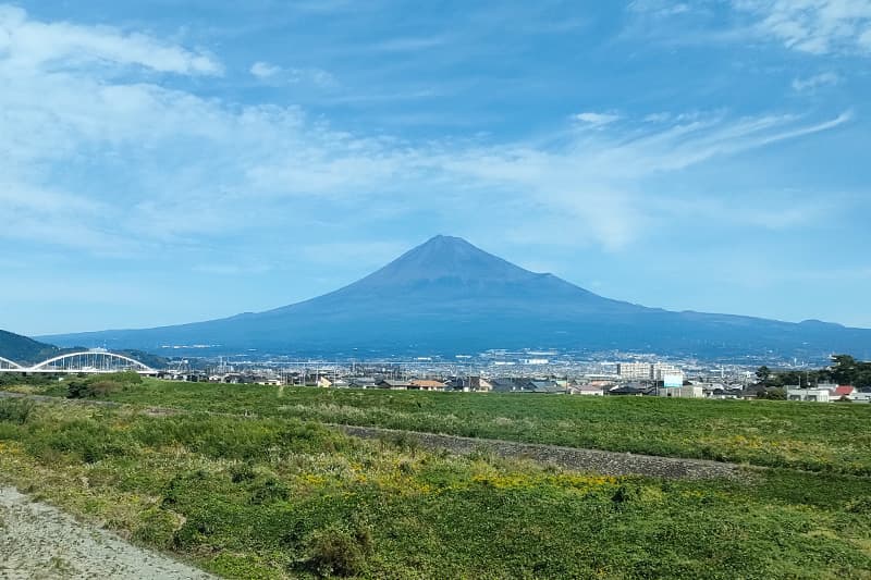 新幹線から見える夏の富士山