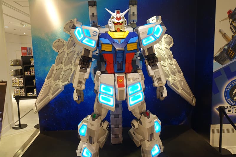 ガンダムベースPOP UP大阪のRX-78F00/E ガンダム グラスフェザー装備立像