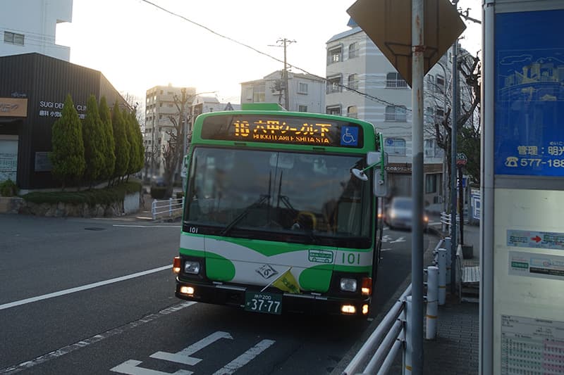 六甲ケーブル下駅行きの神戸市バス