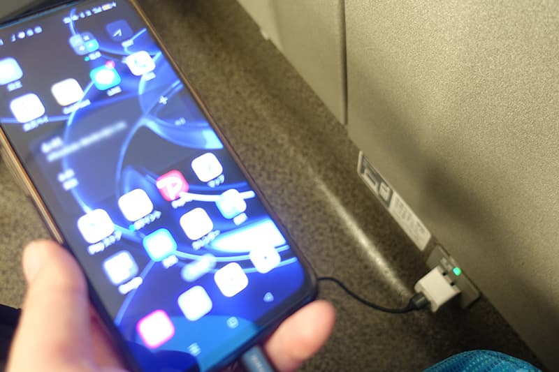 新幹線のコンセントでスマホを充電する
