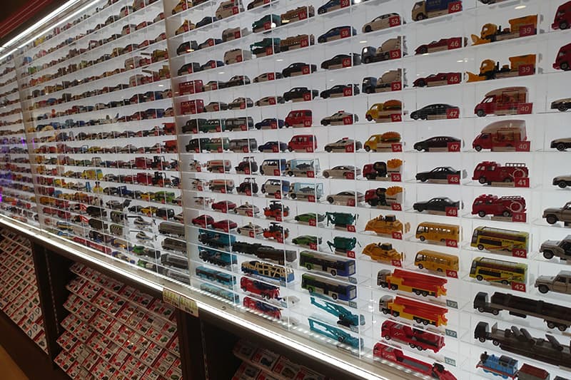 トミカ プラレールショップ東京店のトミカ歴代モデルと現行モデル