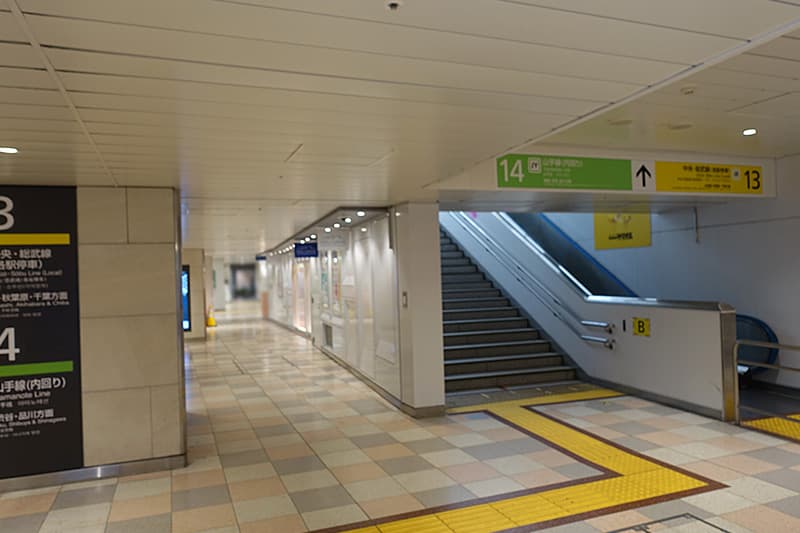 JR新宿駅の西改札付近の階段