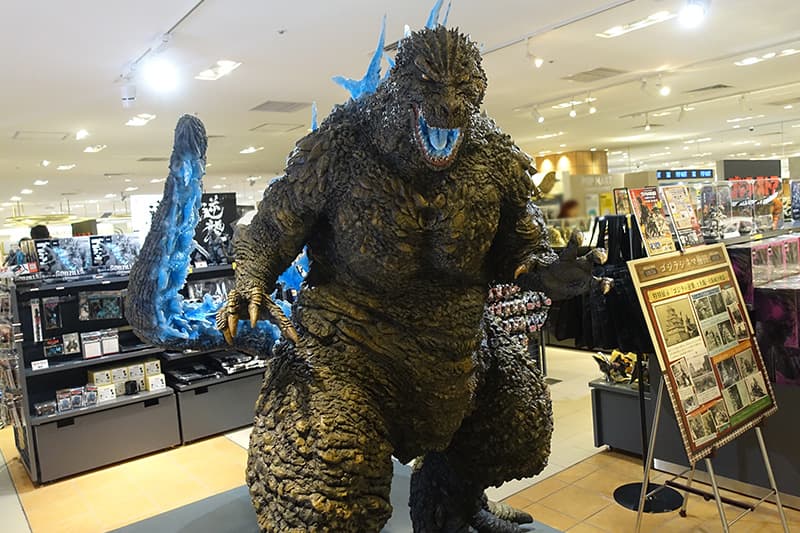 ゴジラストアUmedaのゴジラ2023 熱線放射バージョン