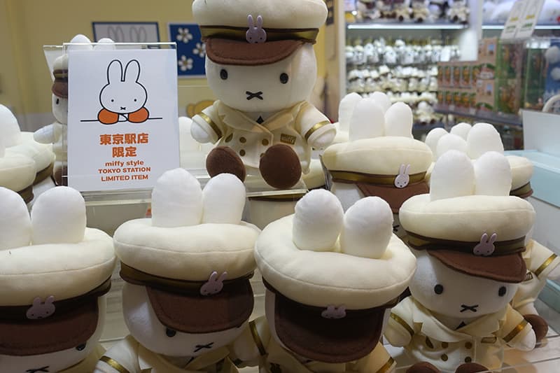 東京駅限定の駅長さんミッフィーぬいぐるみ