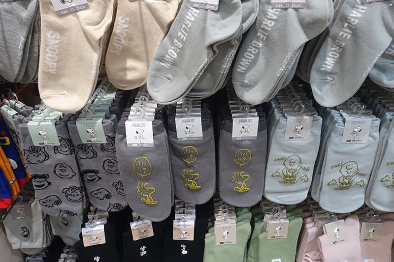 スヌーピータウンミニの東京駅の靴下