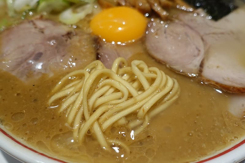 東京煮干し らーめん玉 東京駅店の特製濃厚とろりそばの麺
