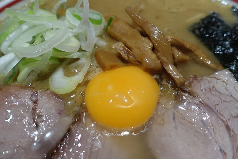 東京煮干し らーめん玉 東京駅店の特製濃厚とろりそばの具材