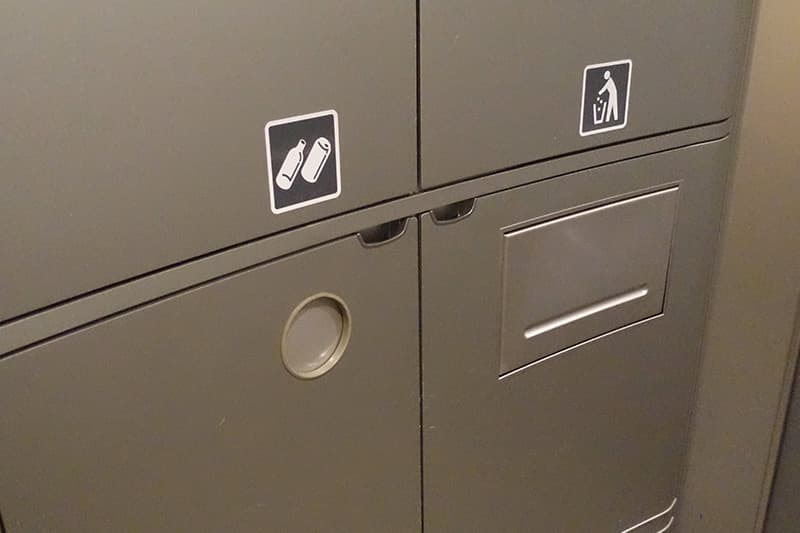 新幹線のひかりの普通ゴミ用と缶・瓶用のゴミ箱