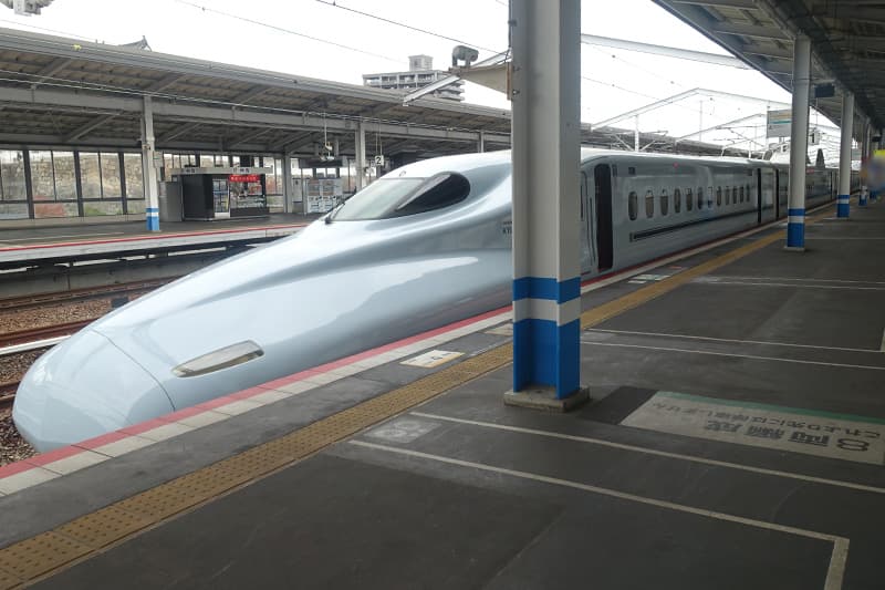 新幹線ホームの待機列