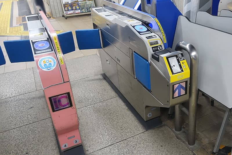 小田急電鉄の改札に入場券を入れる