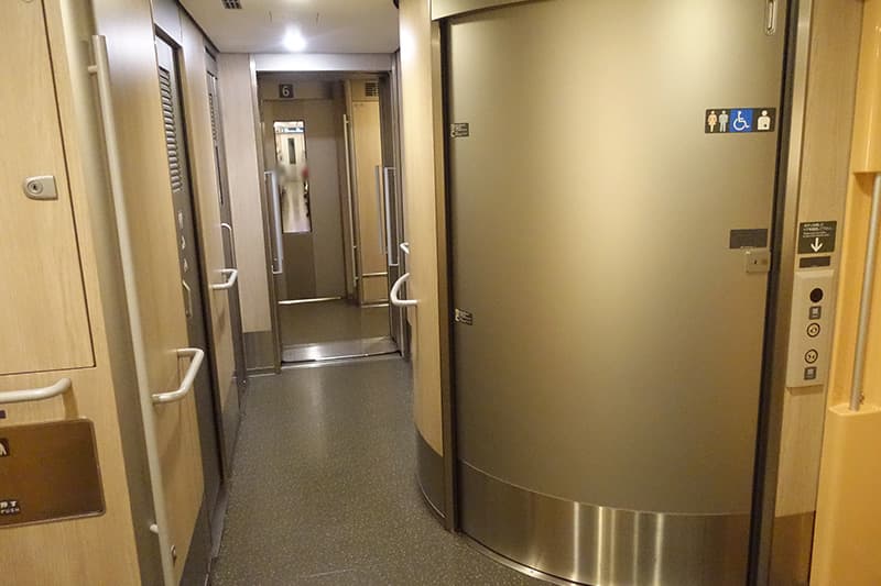 新幹線 E5系の車いす対応トイレ