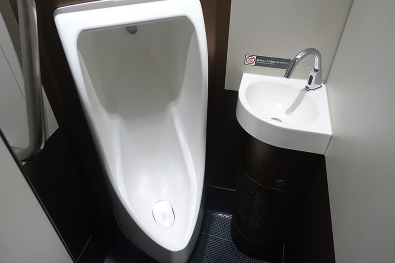 新幹線 E6系の男性用トイレ