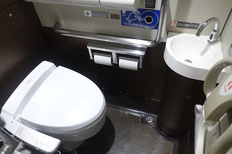 新幹線 E6系の男女用のトイレ